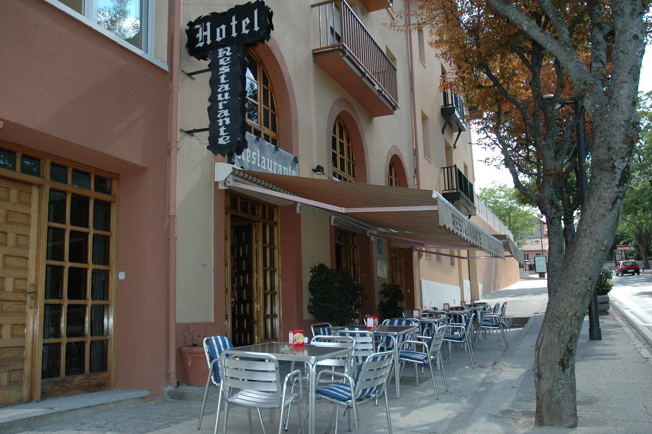 Hotel Tres Arcos 圣洛伦索-德埃斯科里亚尔 外观 照片